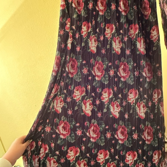 Dressed in Lala Ćest la Vie Plissé Skirt Set in Cross Stitch Floral - 2X - Picture 9 of 10